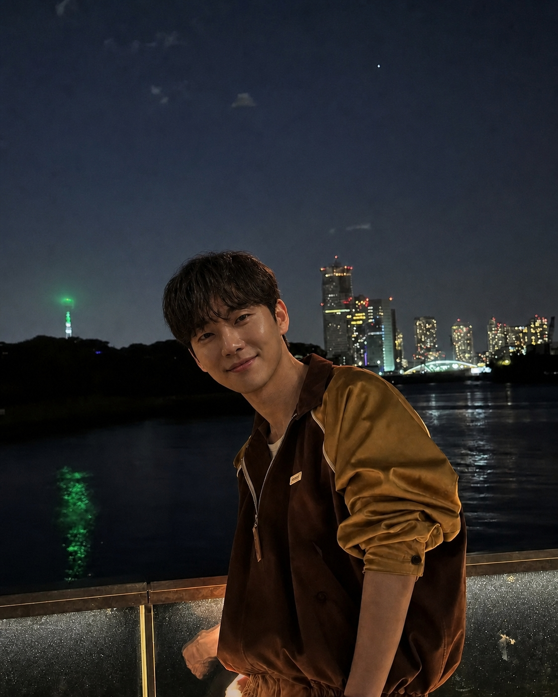 밤 산책의 온기를 더하는 감성적인 브라운 레이어링 룩
