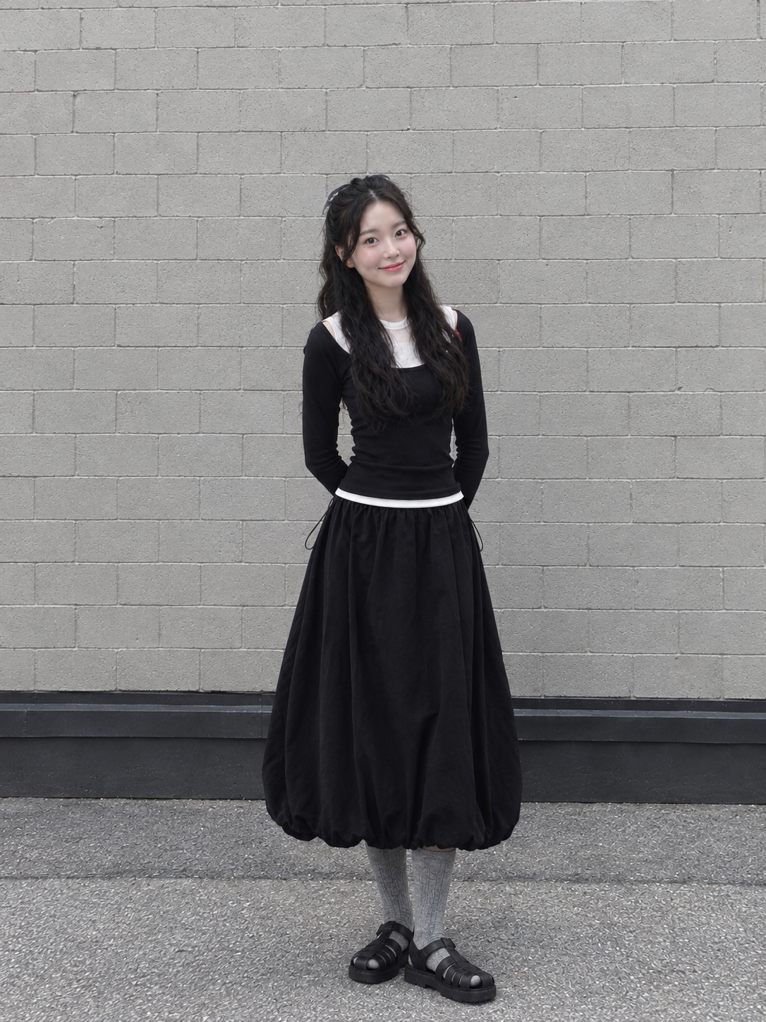 여자 벌룬 스커트 코디, 레이어드 티셔츠와 피셔맨 샌들로 만드는 간절기 모노톤 룩 대표 이미지