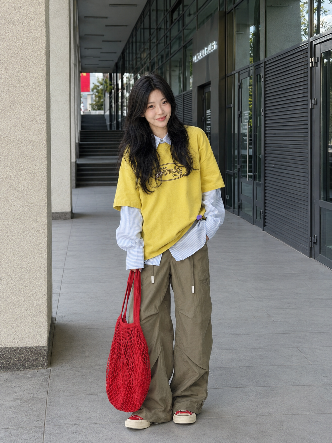 가을 컬러 코디, 그래픽 티셔츠와 와이드 팬츠로 만드는 레이어드 데일리 룩 대표 이미지