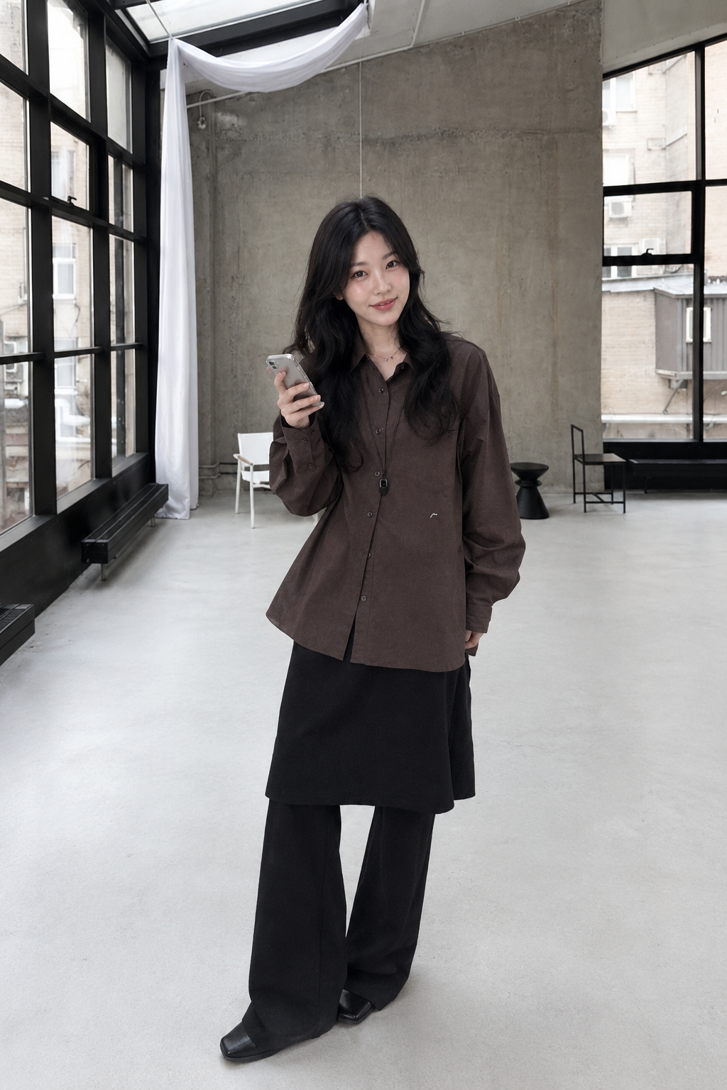 여자 미니멀룩 코디, 다크 브라운 오버사이즈 셔츠와 스커트 팬츠로 만드는 가을 다크 톤 룩 대표 이미지
